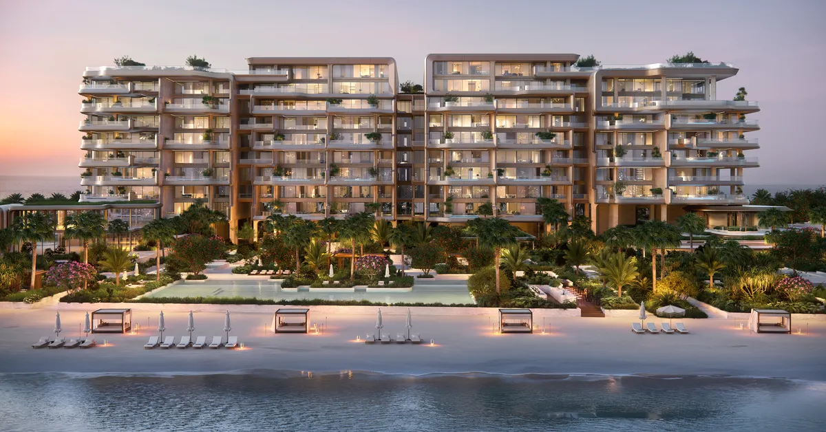 نمای شبانه ساحل The Alba Residences با کاباناهای نورپردازیشده