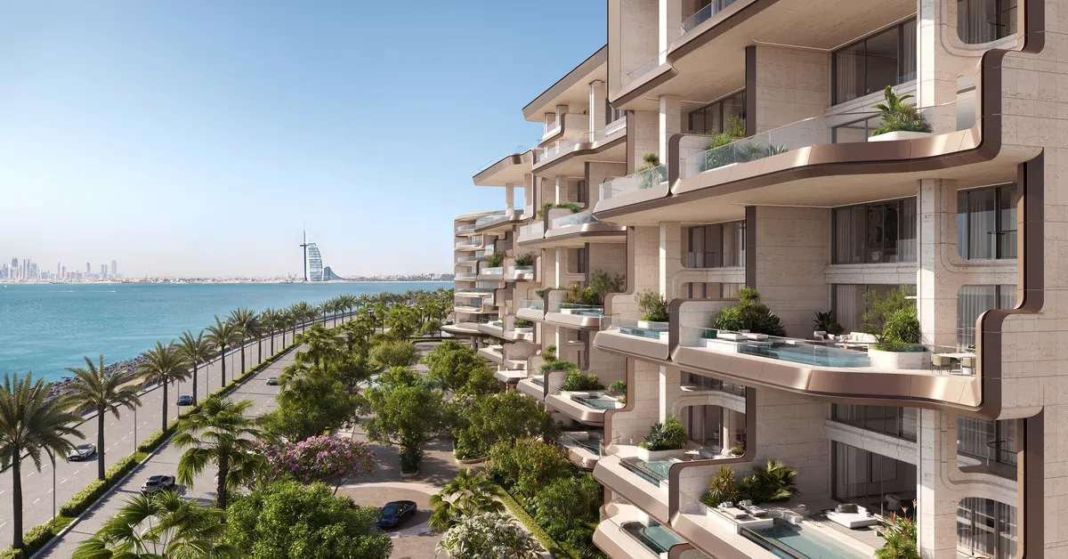 نمای نزدیک بالکنهای The Alba Residences با چشمانداز برج العرب