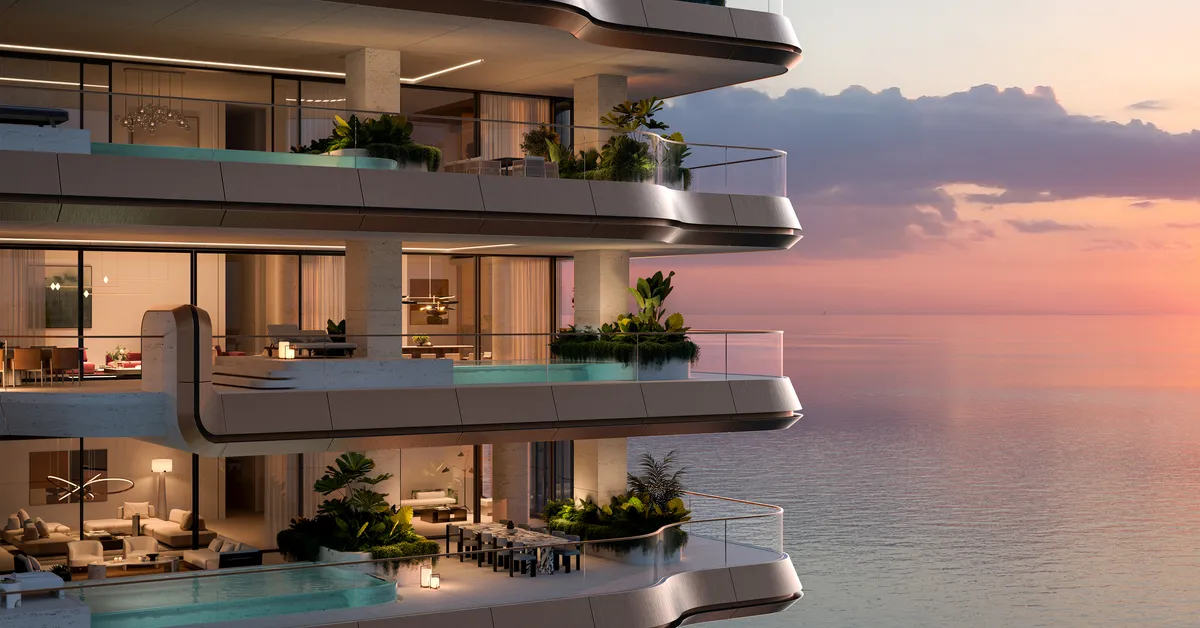 نمای شبهنگام بالکنهای The Alba Residences رو به دریا در گرگومیش